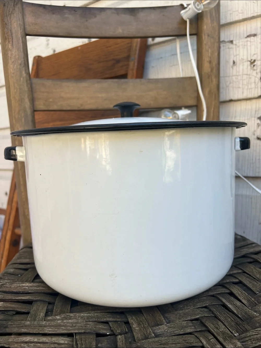 White Enamel Stockpot with Lid – Classic White Cookware
